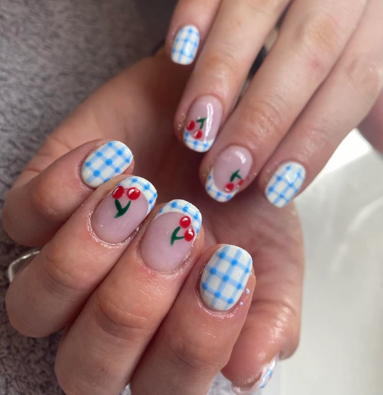 Nägel für Oktoberfest in Blau und Weiß mit Kirschenmotiven