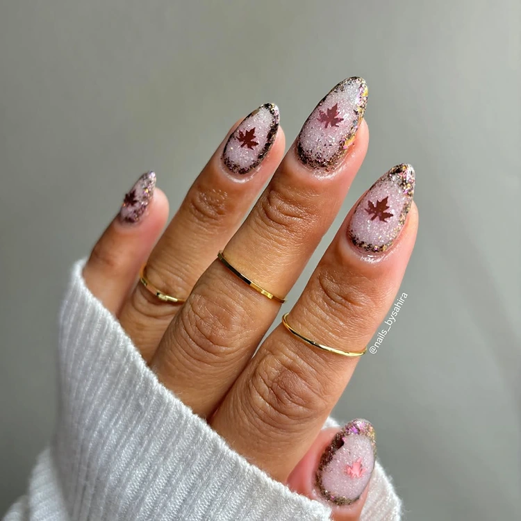 nageldesign für den herbst blätter mit glitzer
