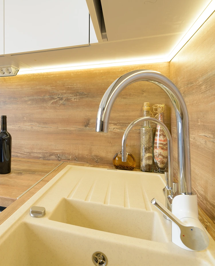 nahaufnahme doppelspüle mit moderner armatur in chrom