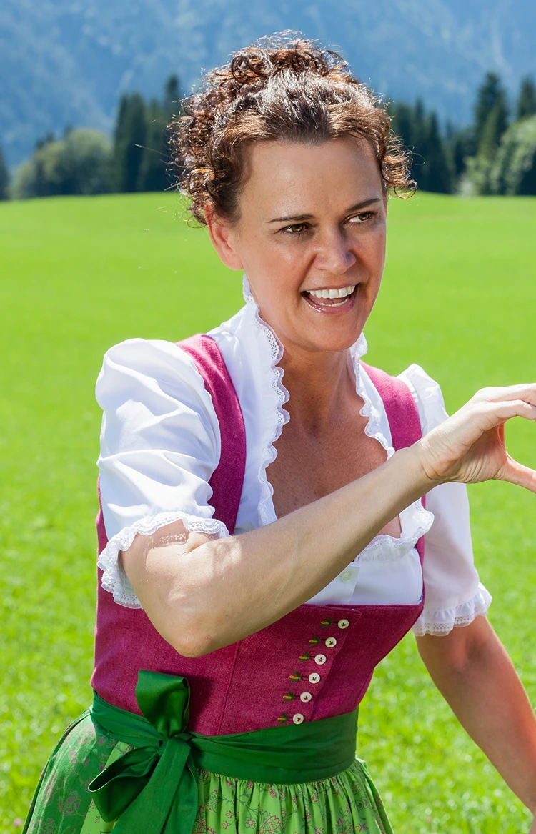 natürliche locken im lockeren dutt – perfekte frisur für frauen über 50