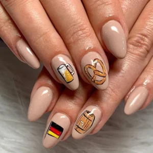 neutrale Farben Nageldesign mit Bier und Flagge