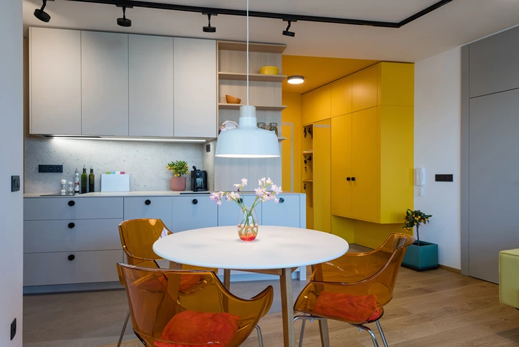 offene küche mit weißen fronten und gelbem garderobenbereich