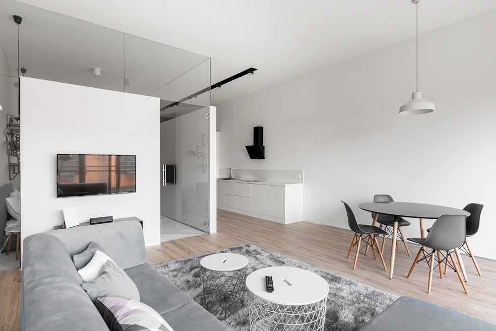 offene küchenzeile mit weißen fronten und klarer linienführung