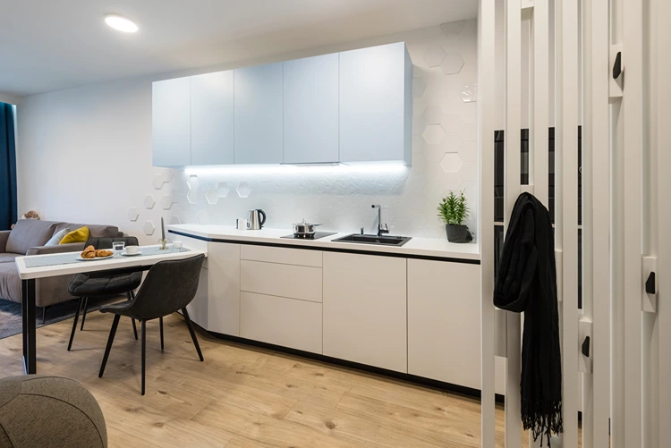 offene weiße küche mit hexagonaler fliesenrückwand