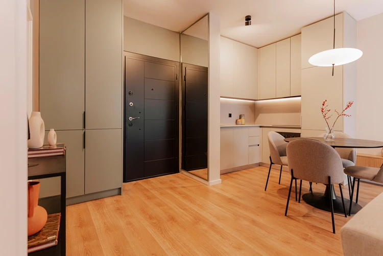 offener eingangsbereich mit spiegel und schwarzen türen