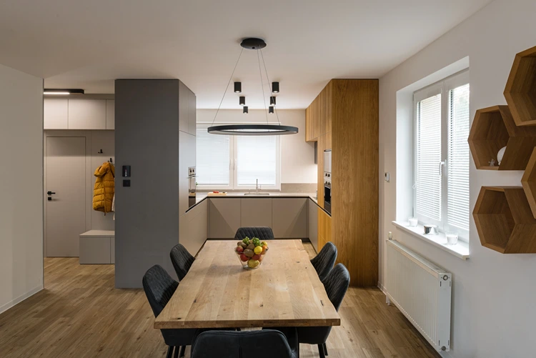 offener essbereich mit großem holztisch und u küche