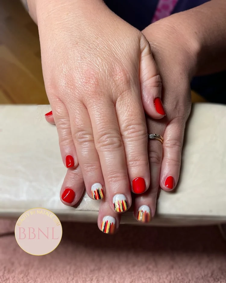 Oktoberfest Nageldesign in Rot mit Biermotiven