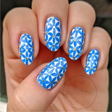 Oktoberfest Nails Blumenmuster in Blau und Weiß mit Steinen