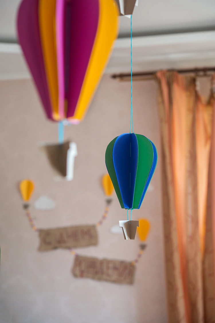 Papier in beliebigen Farben ausschneiden und zusammenkleben oder -nähen