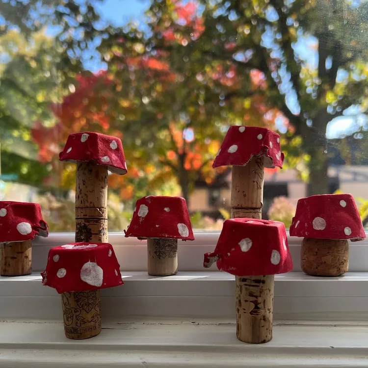 Pilze aus Weinkorken und Eierkarton basteln