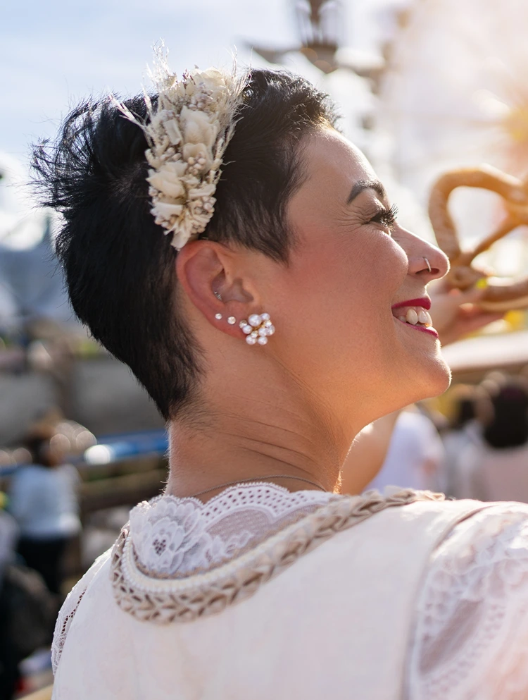 pixie cut mit festlichem haarreif – einfache dirndl frisur für kurze haare