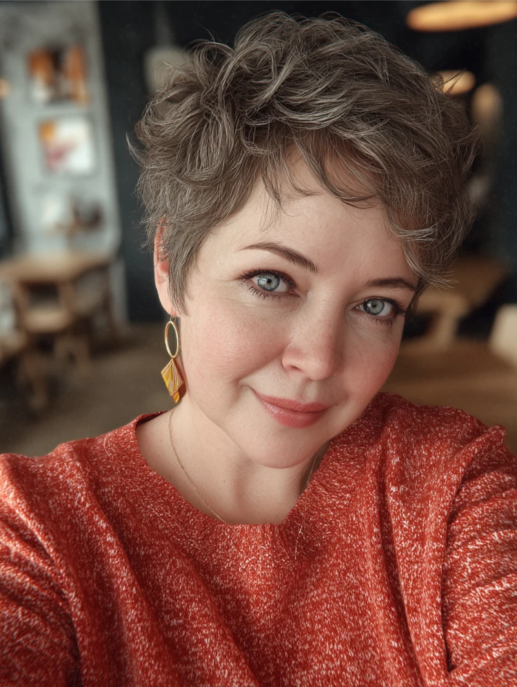 plus size frau mit pixie haarschnitt