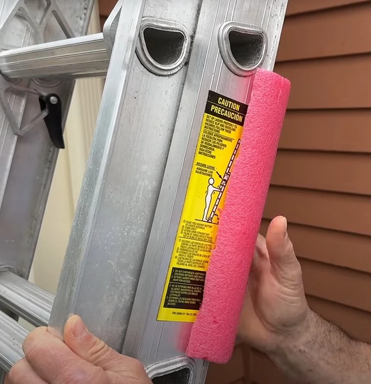 Poolnudel zuschneiden, aufschneiden und an die Leiter klemmen