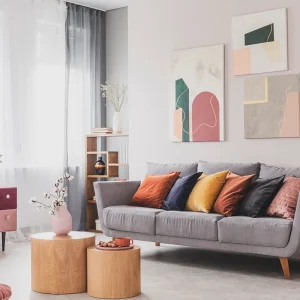 Raumakustik verbessern mit Wandbildern an der Wand im Wohnraum