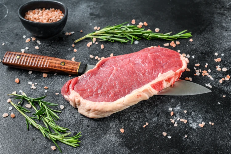 raw rumpsteak oder striploin mit kräutern