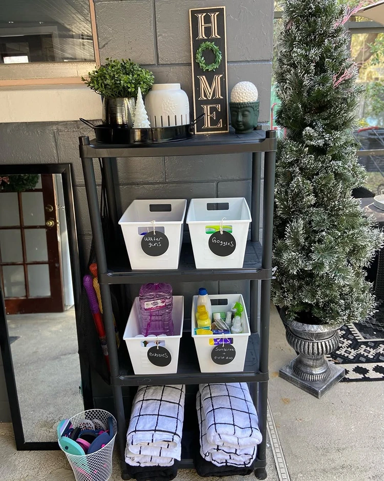 Regal aus Kusntstoff mit Boxen für Spielzeug und Handtücher