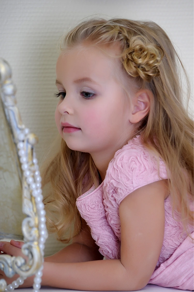 romantische kinderfrisur mit rosetten akzent, ideal für feste