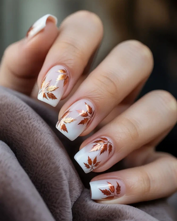 schimmernde blätter in goldtönen herbst nageldeisgn