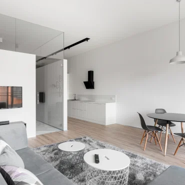 schlafzimmeransicht mit glaswand – viel tageslicht trotz abtrennung