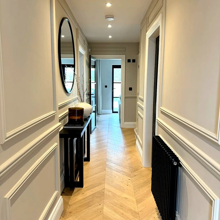 Schmale Konsolen als Abstellfläche für den engen Hausflur