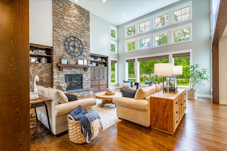 Schmaler Streifen aus Steinen an einer Wand im Sitzbereich mit dezenter Beleuchtung