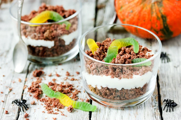 schmutzbecher mit gummiwürmern und chocolate soil, halloween dessert für kinder