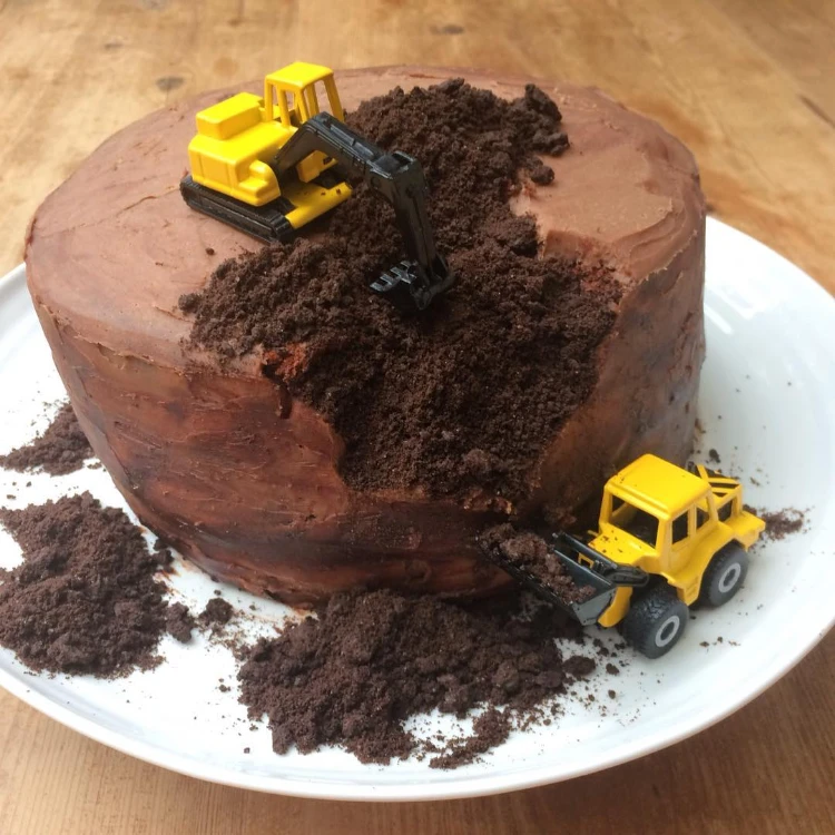 schokoladenkuchen mit chocolate soil und kleinen spielzeugbaggern