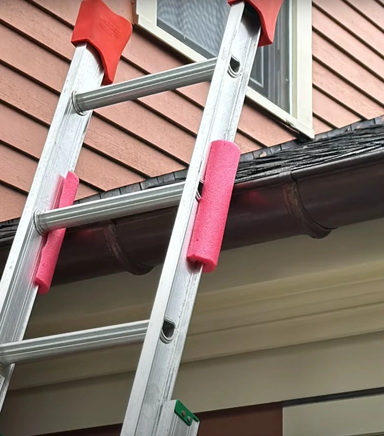 Schützen Sie das Dach mit Polstern für die Gartenleiter