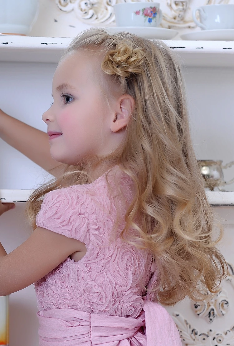 seitenansicht mit sanften locken und geflochtenem blumen detail