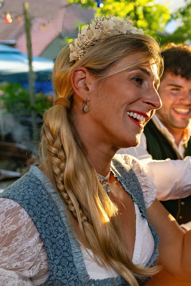 seitlicher zopf mit trockenblumen haarreif – elegante wiesn frisur