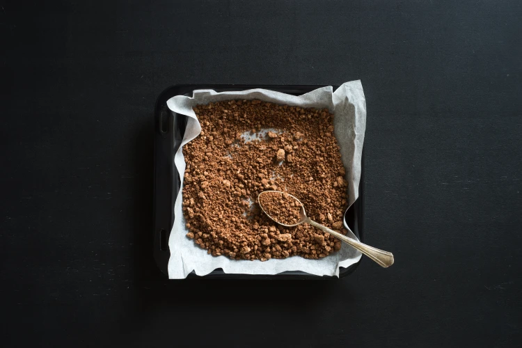 selbstgemachte essbare chocolate soil für desserts