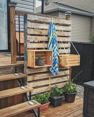 Sichtschutz und Aufbewahrung für Pool-Accessoires in einem aus einer Europalette