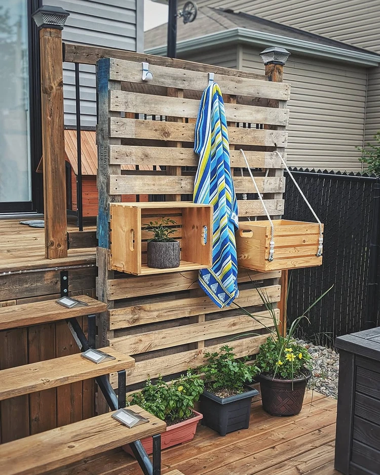 Sichtschutz und Aufbewahrung für Pool-Accessoires in einem aus einer Europalette