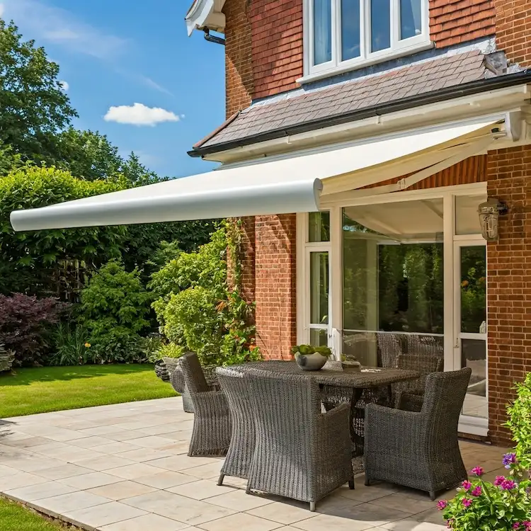 Sonnige Terrasse Markise ist nicht immer effektiv als Beschattung 