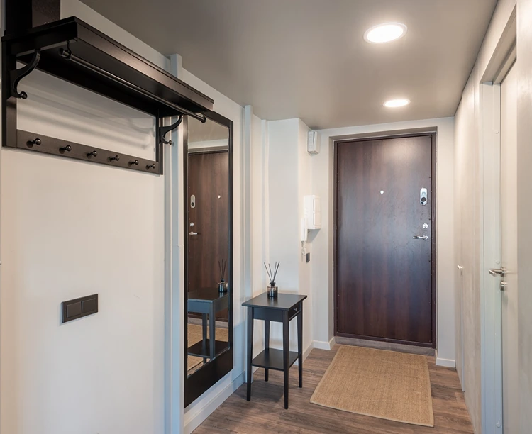 Sparsam und stilvoll Flur einrichten - Garderobenleiste mit Ablage, Spiegel und Beistelltisch