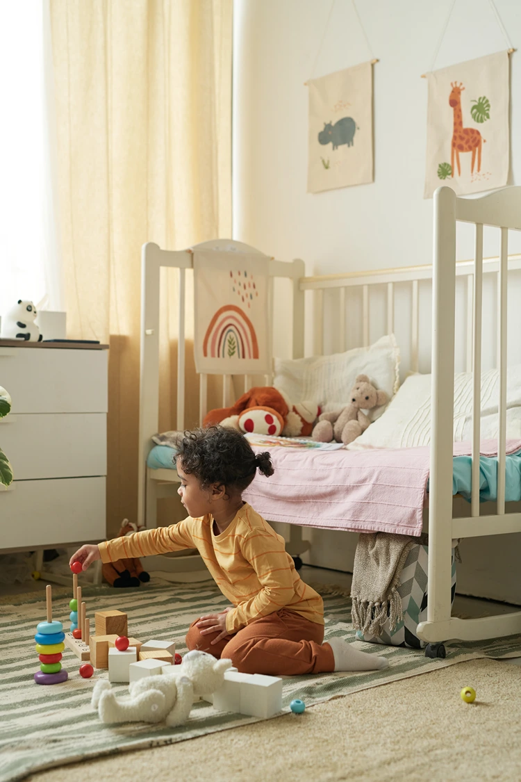 spielendes kind im kinderzimmer – spielsachen auf dem teppich