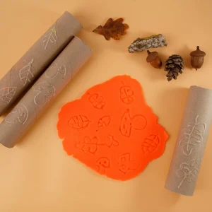 Stempel selber machen mit Küchenrolle und Heißkleber zum Prägen von Knete