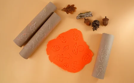 Stempel selber machen mit Küchenrolle und Heißkleber zum Prägen von Knete