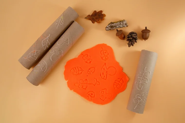 Stempel selber machen mit Küchenrolle und Heißkleber zum Prägen von Knete