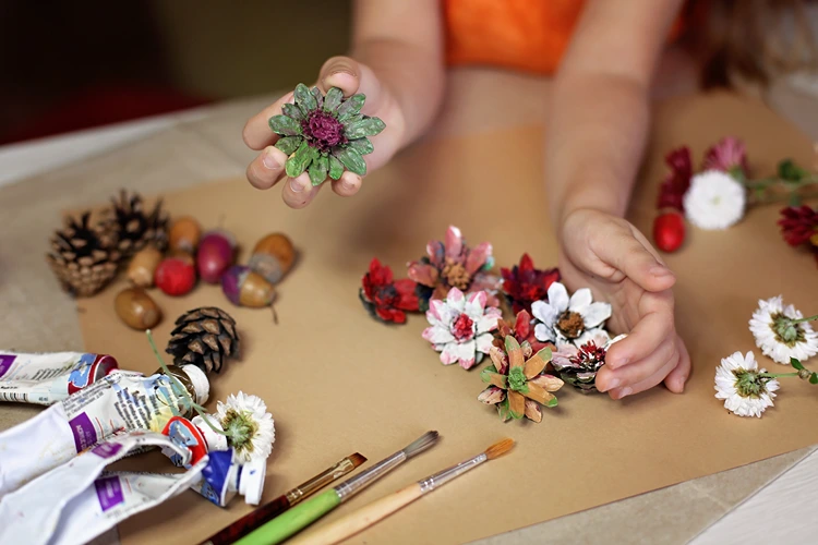 tannenzapfen anmalen – einfache herbstbastelei für vorschulkinder