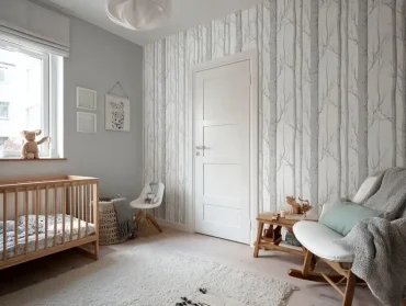 Tapete mit Birken als Motive passend zu einer grauen Wand im Babyzimmer
