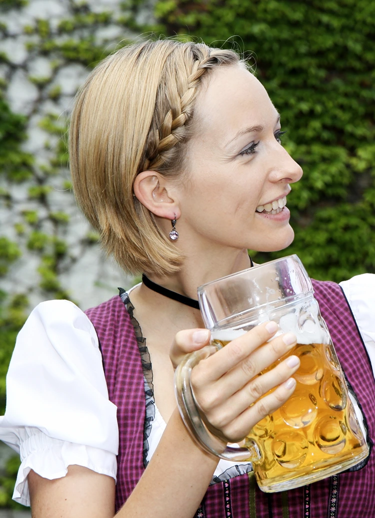 trachtenfrisur mit geflochtenem pony – kurzer bob stilvoll gestylt