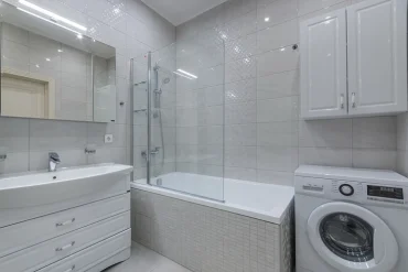 Über dem Gerät bringt ein Hängeschrank zusätzlichen Stauraum