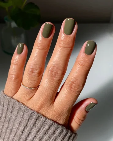 uni look in olivegrün kurze nägel