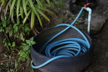 Upcycling-Idee für einen Autoreifen - Verstauen Sie den Schlauch