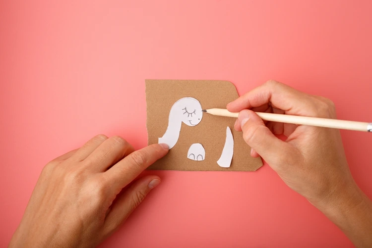 Vorlage für Dinosaurer ausschneiden und auf Pappe oder Tonpapier übertragen