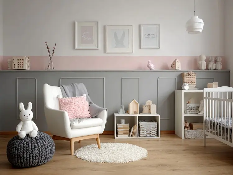 Wand halbhoch streichen mit grauer Wandverkleidung, rosa Streifen und weißer Wand