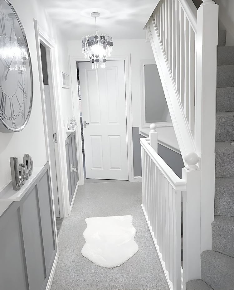 Wandverkleidung grau streichen und obere Wände weiß lassen