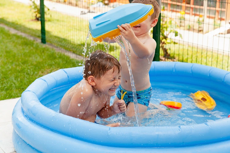 Wasserspielzeug der Kinder im Sommer und Winter aufbewahren