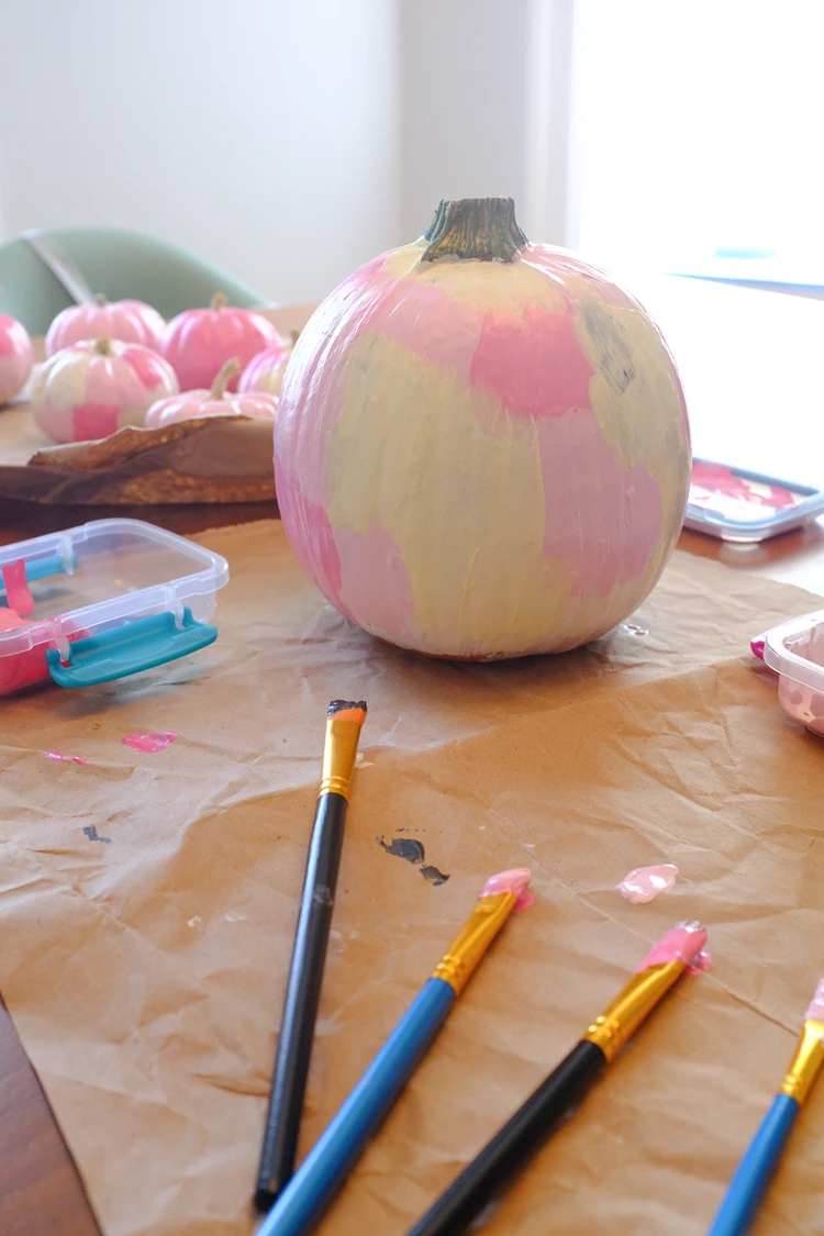 weiße kürbisse mit acrylfarben bemalen